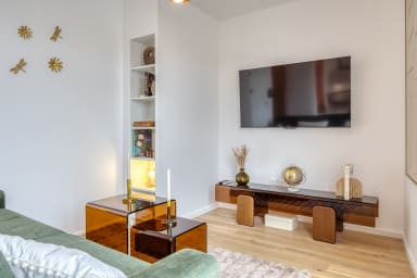 Espace détente cocooning avec télévision