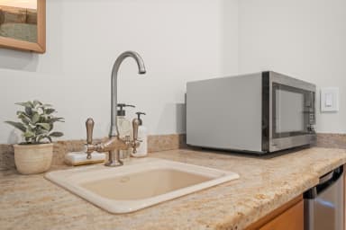 Public Goods toiletries provided