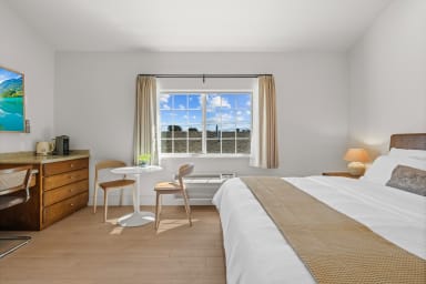 King-size bed, sleeps 2, seating area, and 65