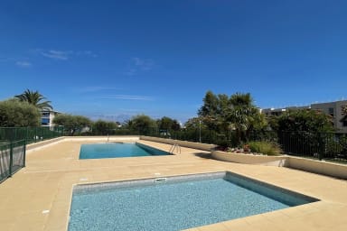 Belle piscine au sein de la résidence, idéale pour se rafraîchir et profiter...