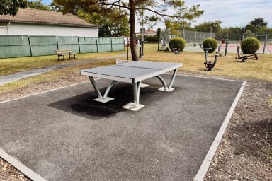 Une table de ping pong est disponible gratuitement à 3 minutes à pied de la...