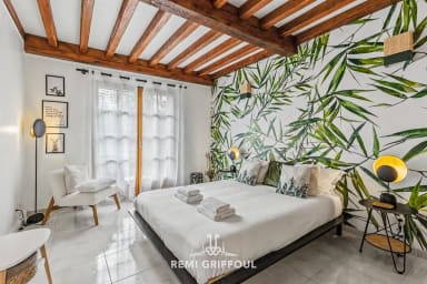 Chambre accueillante à la décoration naturelle pour de douces nuits reposantes.