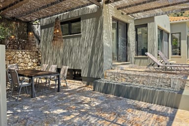 Salon extérieur sous pergola, pause détente avec vue panoramique.