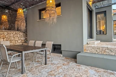 Prenez l’apéritif au coucher du soleil sous les lampes du patio cosy.