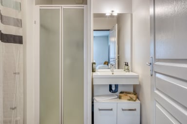 Salle de douche avec lave-linge