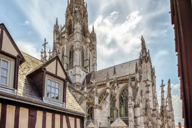 Vue imprenable sur l'église Saint-Maclou et les toits de Rouen