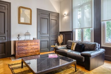 Charmant salon avec canapé en cuir