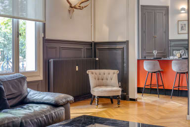 Pièce de vie avec décoration comptemporaine