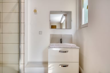 Salle de douche ouverte sur la chambre
