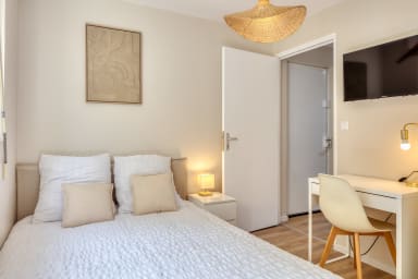 Suite parentale reposante avec bureau et salle de douche ouverte