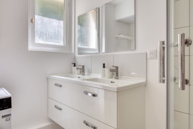 Salle de douche indépendante avec double vasque et lave-linge
