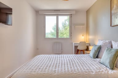Chambre spacieuse et reposante avec lit deux places confortable