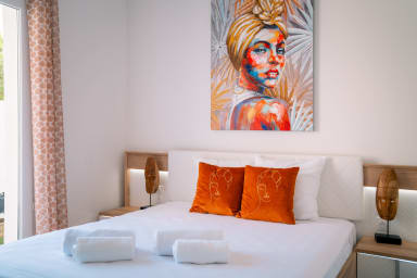 Chambre avec lit double et coussins orange