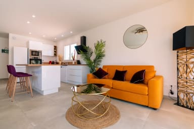 Villa Juxta Maré : Salon avec canapé ouvert sur la cuisine