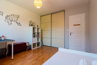 Chambre avec placard et bureau
