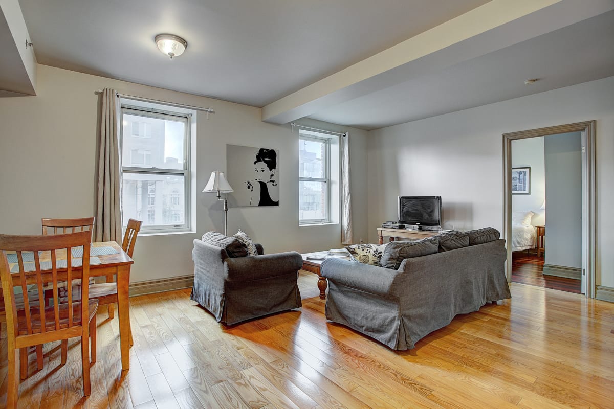 Beautiful And Comfortable 2 Bedrooms Apartment In The Heart Of The Action In Quartier International De Montreal Simplissimmo