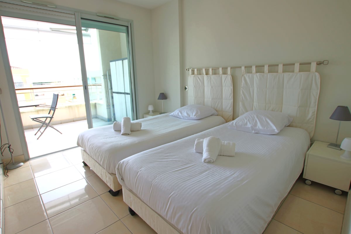  Appartement entièrement équipé avec grande terrasse / salon d' extérieur 
