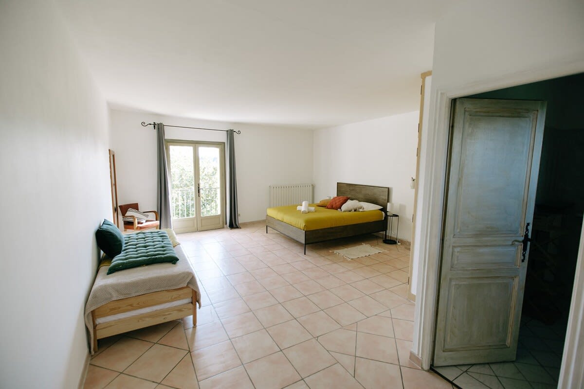84B5 - Hibiscus, suite dans Mas Provençal du 18ème siècle