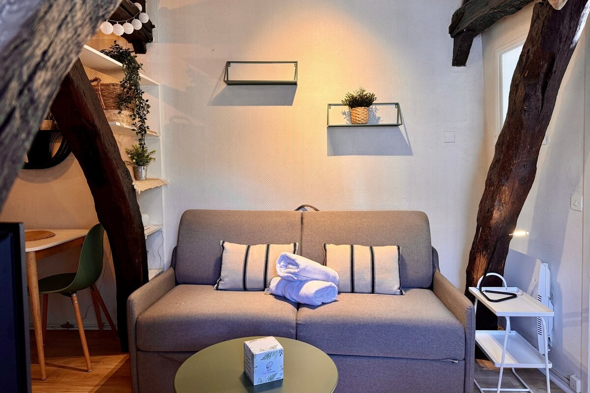 Immobilier Vera : Studio Confortable sous les combles !  