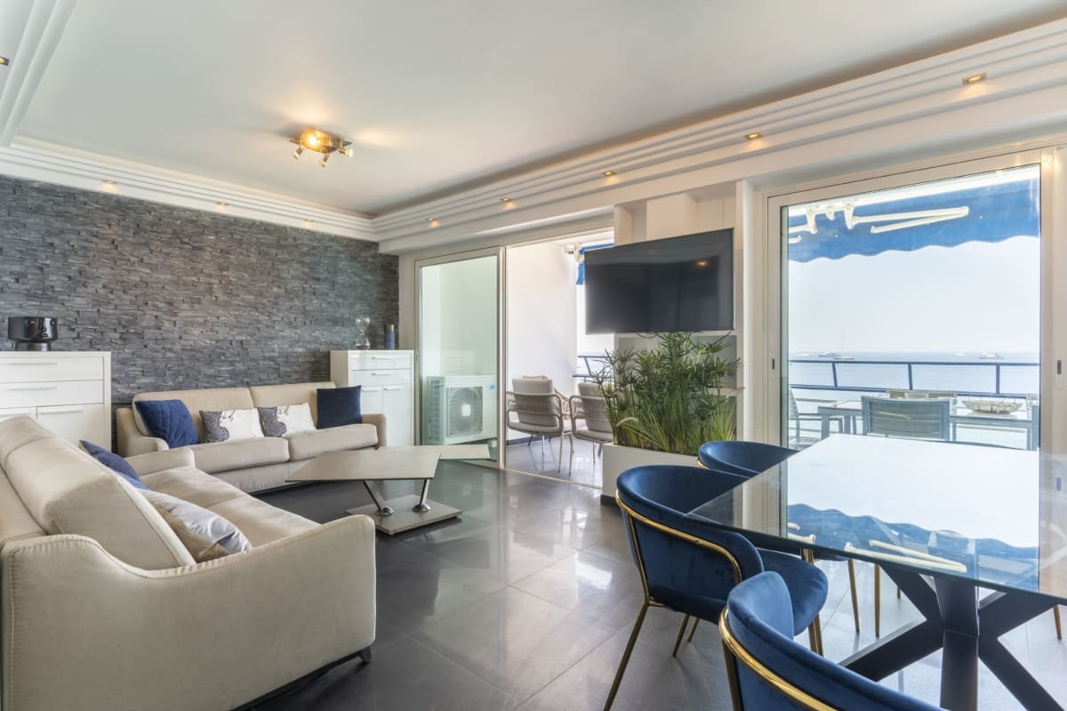 Appartement spacieux avec vue sur mer à Antibes.