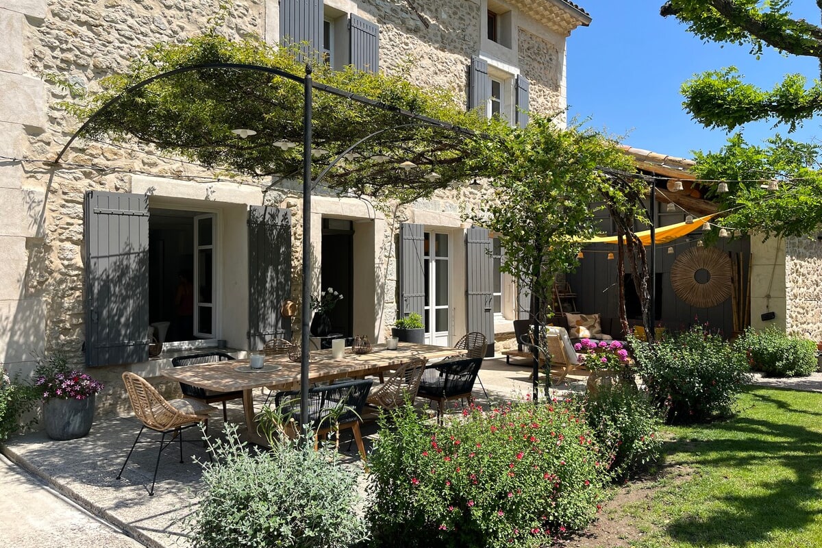 Mas de village au calme avec piscine 