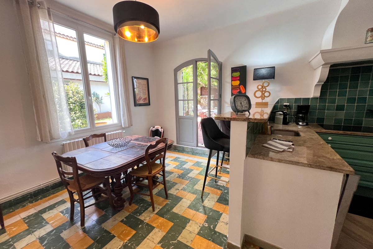 Immobilier Elivi : Maison de ville avec jardin à deux pas du centre historique  