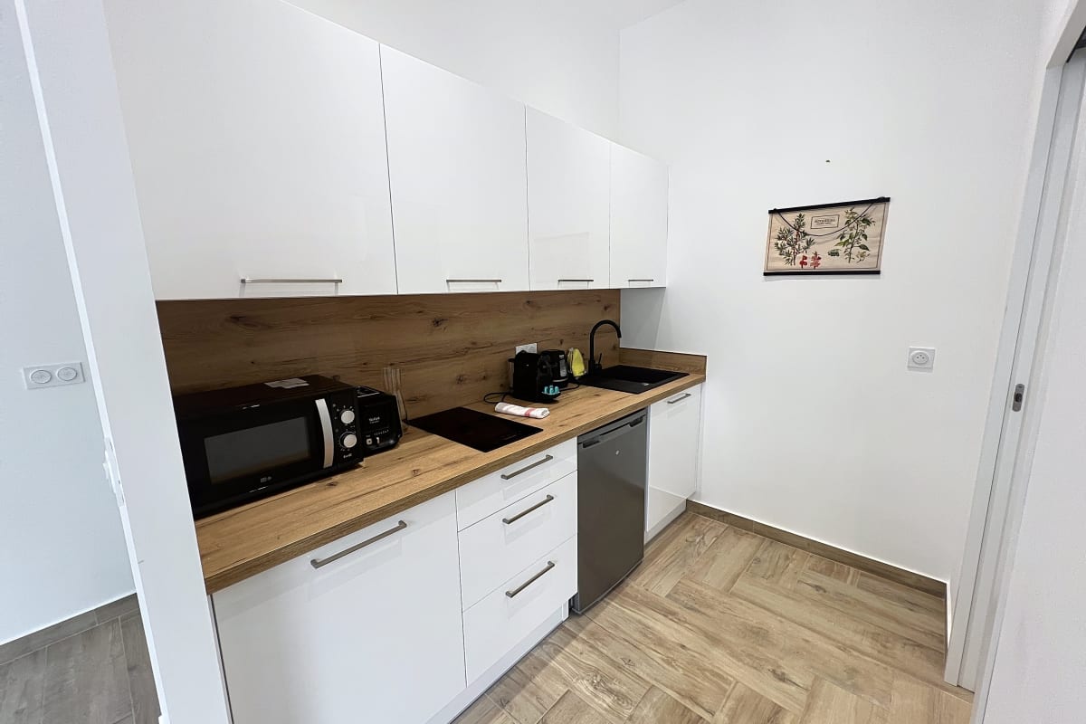  immobilier  L'Élégant – Studio Rénové avec Balcon en coeur de ville  - Cannes centre