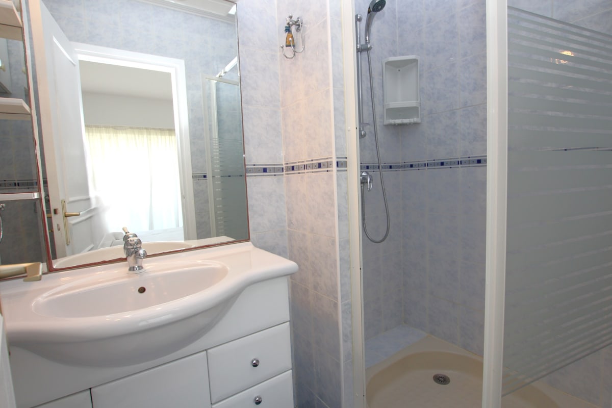 Immobilier 2 chambres 80 m2 face à la mer dans le quartier résidentiel de Palm Beach  