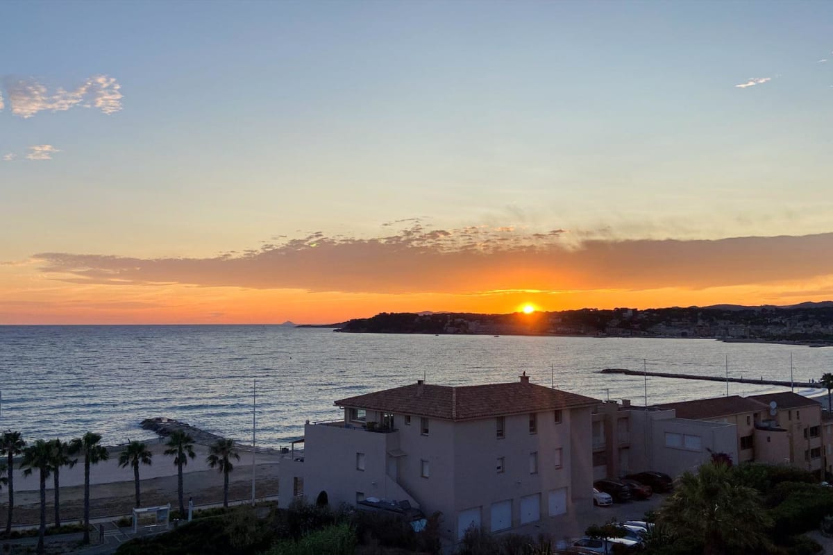 Lumineuse escale avec terrasse vue mer