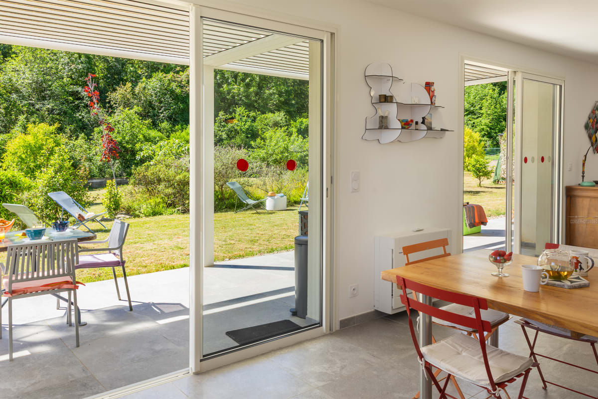Immobilier Villa Santa Mara Poggio, villa contemporaine dans un écrin de verdure  