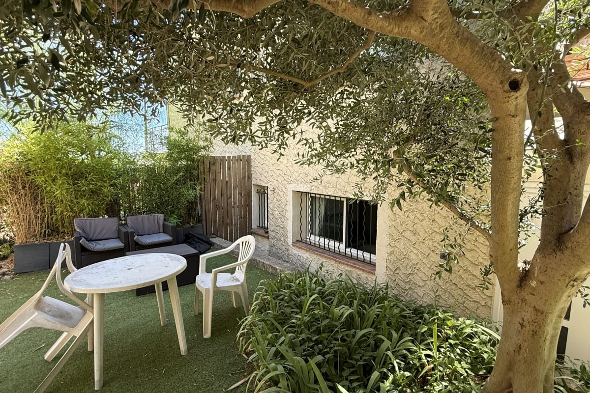  Appartement Studio moderne, climatisé, avec grande terrasse - La Garde