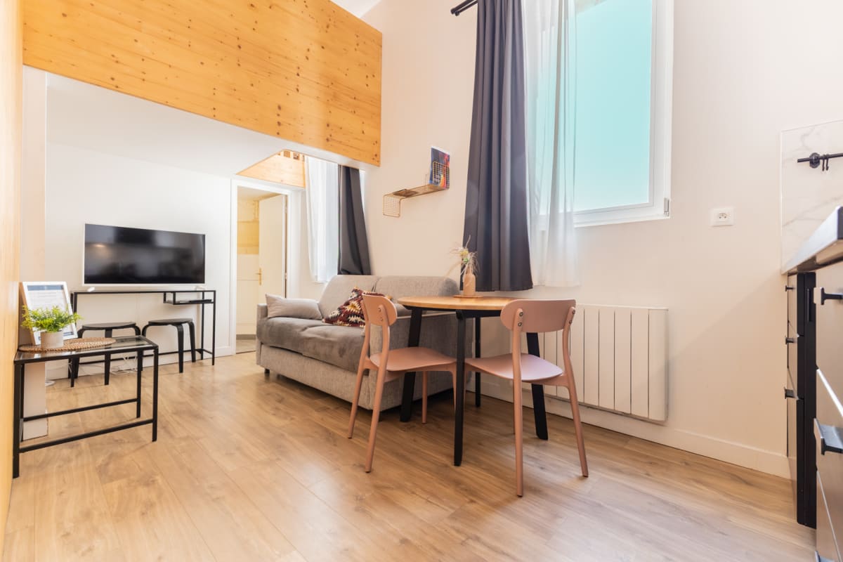 Duplex confortable dans la belle pierre placé au porte de la Gare St-Jean