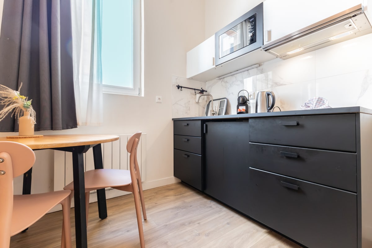 Immobilier Duplex confortable dans la belle pierre placé au porte de la Gare St-Jean  