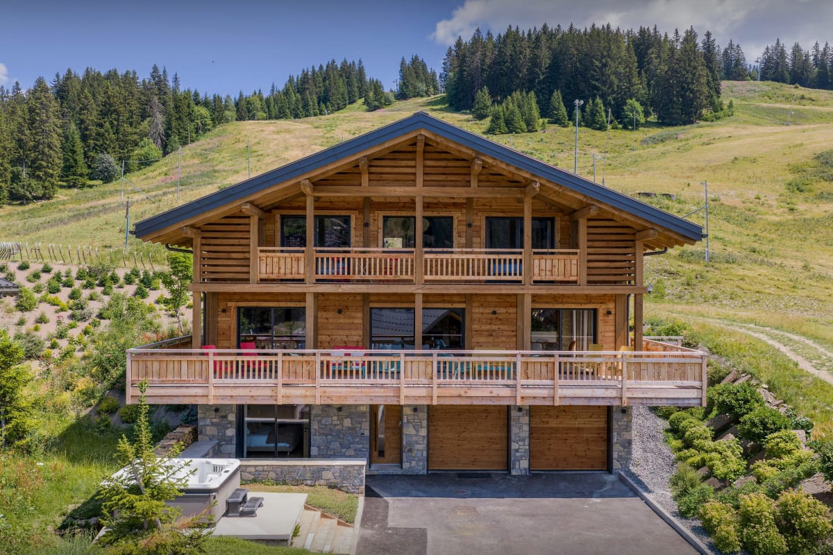 Chalet   Chalet skis aux pieds pour 14 avec terrasse et jacuzzi - OVO Network