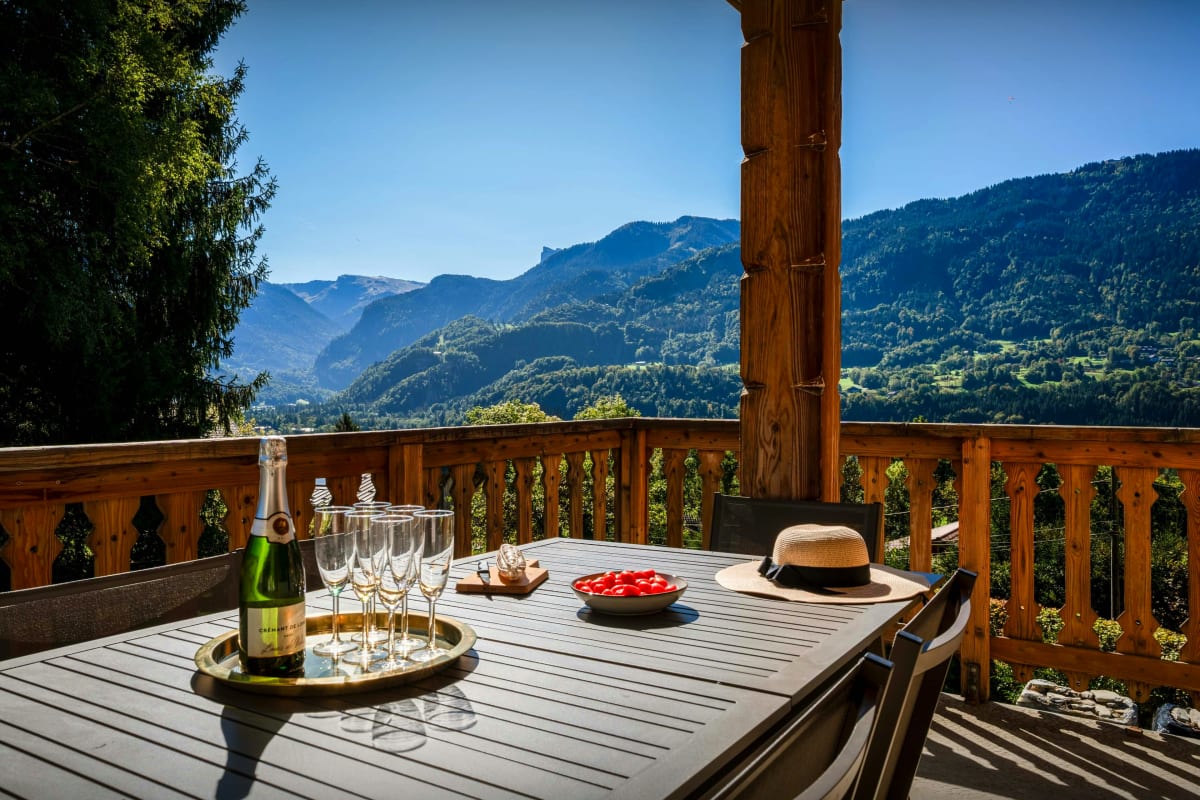  Chalet Chalet pour 10 – jacuzzi, terrasse, jardin proche de Samoëns - OVO Network