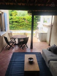 Terrasse semi-couverte avec barbecue