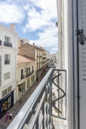 direct access to the Rue d'antibes, only 150 meters to the Croisette