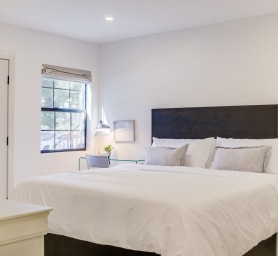 Charming boutique studio with king bed 
