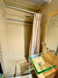 Salle de bain avec grande douche