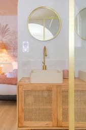 Zoom sur les détails de la salle de douche. 
