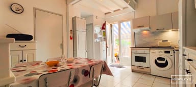Cuisine équipée ouverte sur salle à manger