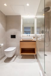 Master bedroom's en-suite bathroom.