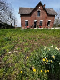 Jardin privatif avec table