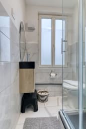 Salle de douche avec WC