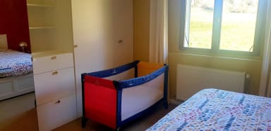 Lit parapluie à disposition, avec matelas