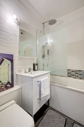 Salle de bain avec WC
