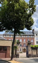 Façade depuis la rue arborée.