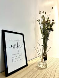 Le wifi est gratuit avec une connexion ultra rapide en fibre optique.