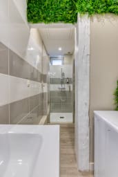 salle de bain avec douche