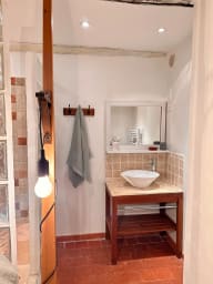 Salle de la bain avec douche à l'italienne et simple vasque (serviettes à...